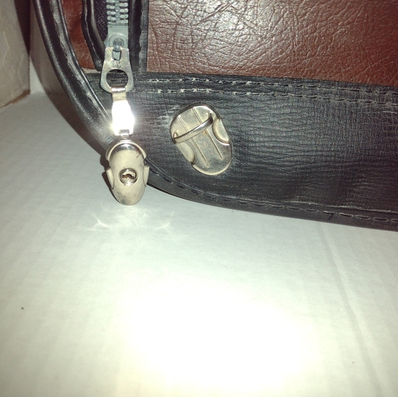 Vintage Grasshopper zippered suitcase - Picture 3 of 4